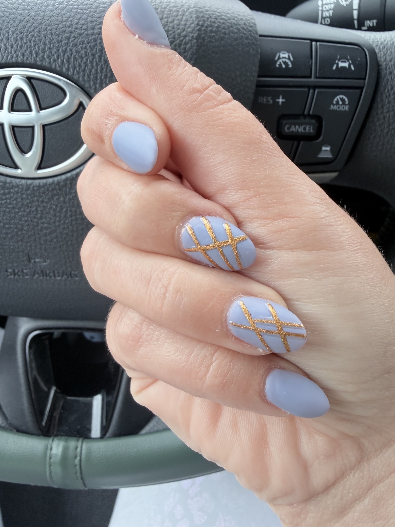 Lux Nails logo